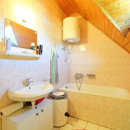 Fenyves House * بالاتونفينيفيس